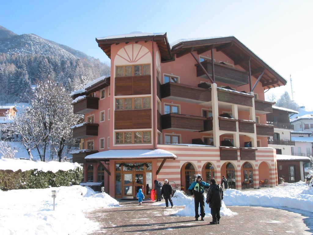 Family Hotel Adriana Bezzecca Exteriör bild